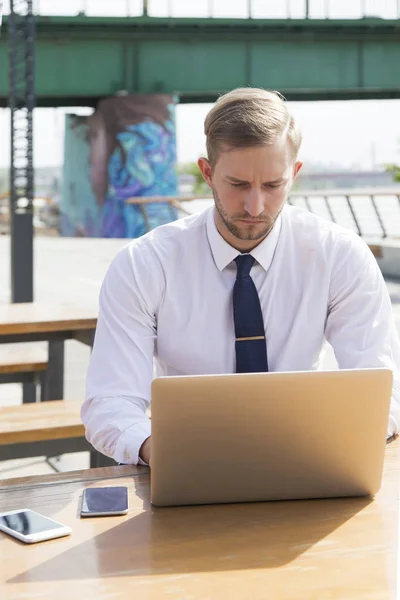 Jóképű üzletember dolgozik laptop — Stock Fotó