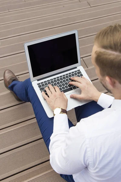 Bonito jovem empresário trabalhando no laptop — Fotografia de Stock