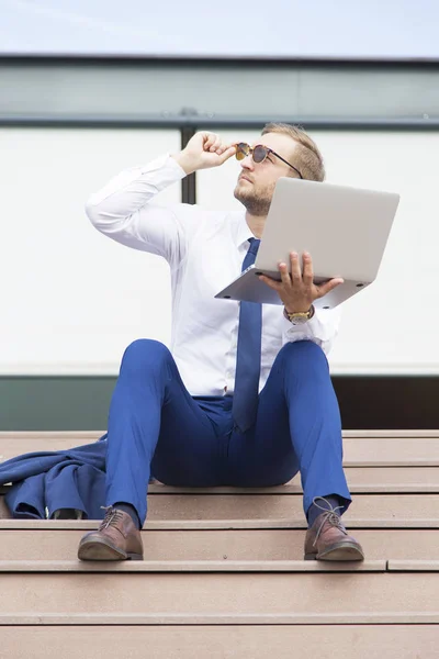 Pohledný mladý podnikatel pracuje na notebooku — Stock fotografie