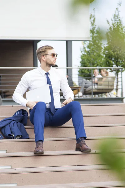 Bello giovane uomo d'affari che lavora su laptop — Foto Stock