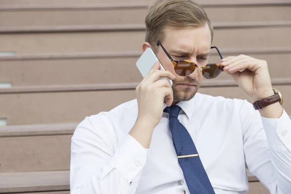 Knappe zakenman aan het praten op mobiele telefoon — Stockfoto