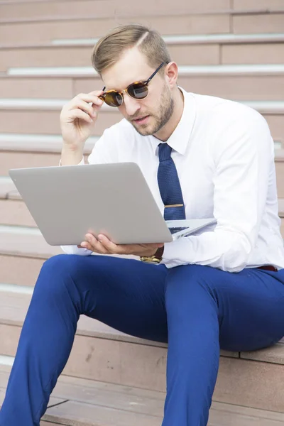 Przystojny, młody biznesmen, praca na laptopie — Zdjęcie stockowe