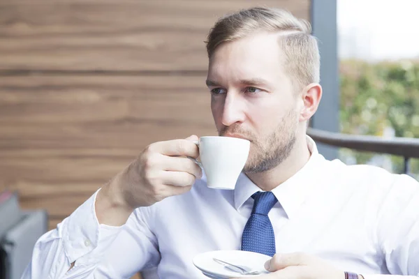 Moderne zakenman zitten bij koffie shop — Stockfoto