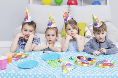 Çocuklar Doğum Günü Partisinde Eğleniyor