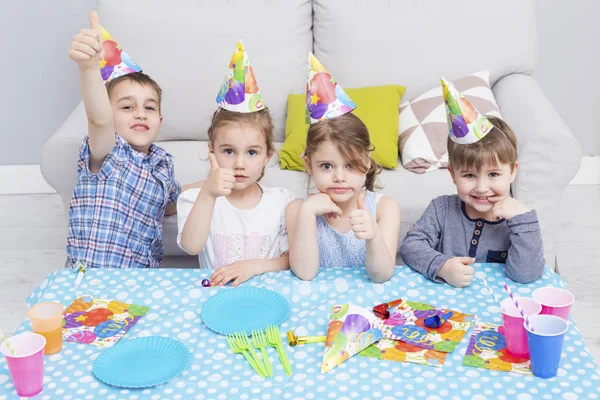 A gyerekek jól érzik magukat a születésnapi partin — Stock Fotó