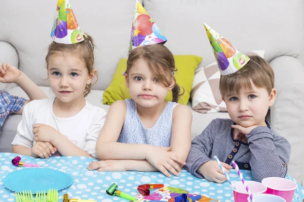 Діти розважаються на вечірці дня народження — стокове фото