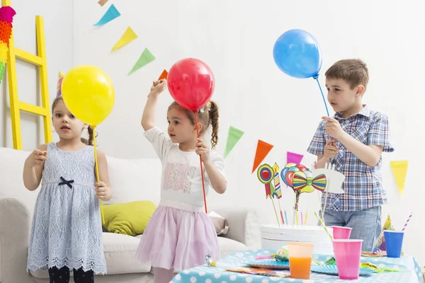 Los niños se divierten en la fiesta de cumpleaños —  Fotos de Stock