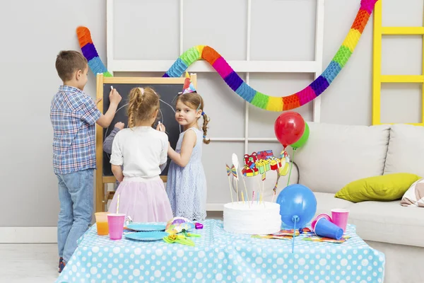 Los niños se divierten en la fiesta de cumpleaños — Foto de Stock