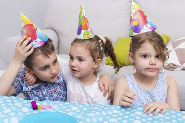 Los niños se divierten en la fiesta de cumpleaños —  Fotos de Stock