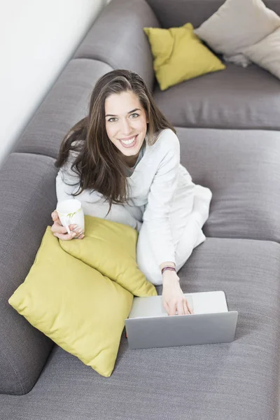 Scène du matin. Belle femme utilisant un ordinateur portable à la maison — Photo