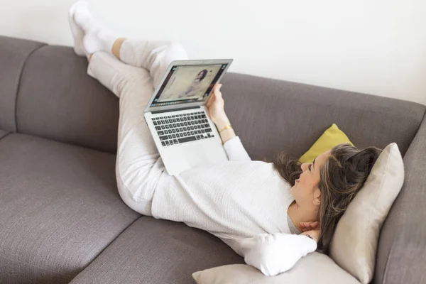 Ochtend scène. Mooie vrouw met laptop thuis — Stockfoto