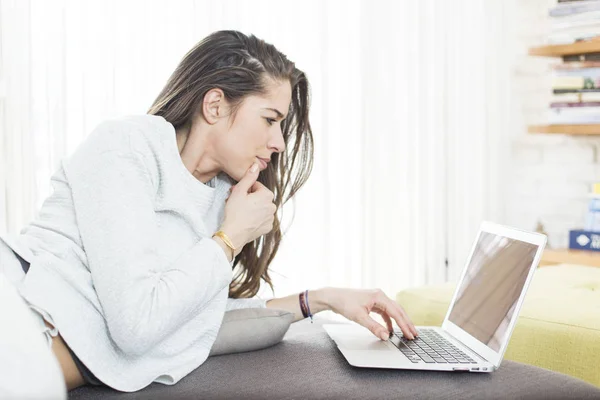 Adegan pagi. Wanita cantik menggunakan laptop di rumah — Stok Foto