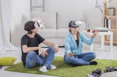 Sanal gerçeklik. Sanal gözlük da katkısıyla l oynuyorlar