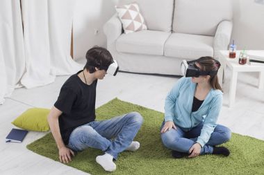 Sanal gerçeklik. Sanal gözlük da katkısıyla l oynuyorlar