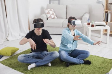 Sanal gerçeklik. Sanal gözlük da katkısıyla l oynuyorlar