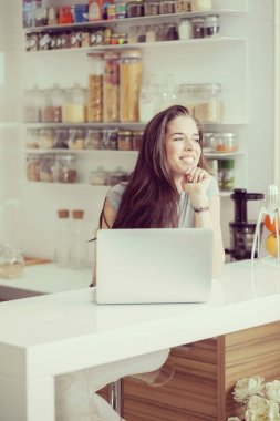 Genç kadın mutfakta sağlıklı kahvaltı tarifi için arıyorsunuz