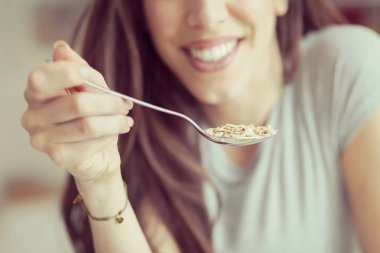 Güzel ve genç birbayan kahvaltılık tahıllar mutfakta