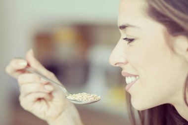 Güzel ve genç birbayan kahvaltılık tahıllar mutfakta