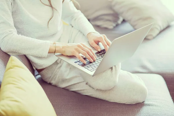 Jonge vrouw in woonkamer, surfen op het internet — Stockfoto