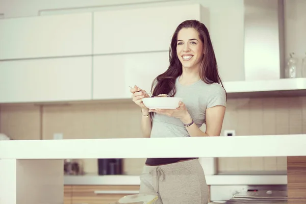 Schöne junge Frau Frühstück Müsli in der Küche — Stockfoto