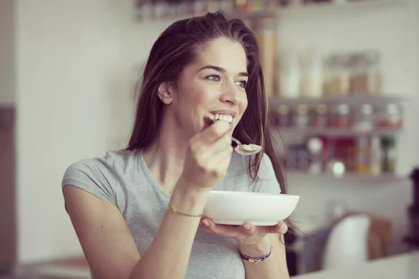 Beautiful young  woman breakfast cereals in the kitchen — Stock Photo, Image