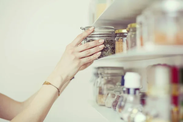 Mooie Jonge Vrouw Met Handelscereals Voor Het Ontbijt Keuken — Stockfoto