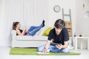 Odasında gençler eğleniyor musun