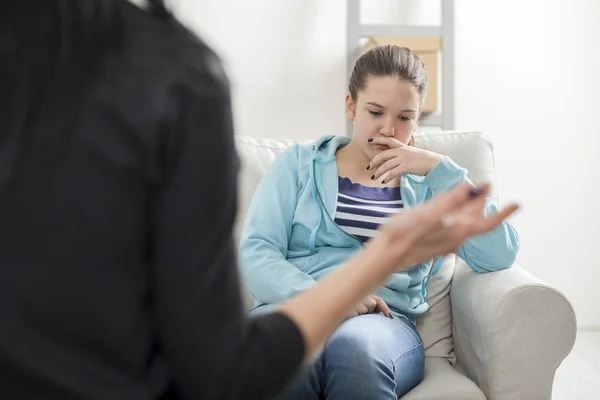 年轻十几岁的女孩与治疗的心理学家 — 图库照片