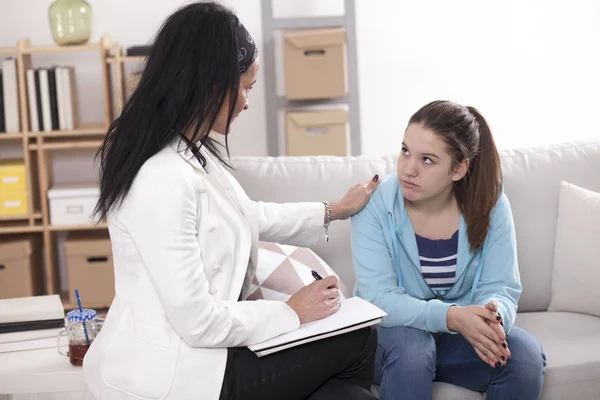 Young teenage girl with psychologist on therapy — Stock Photo, Image