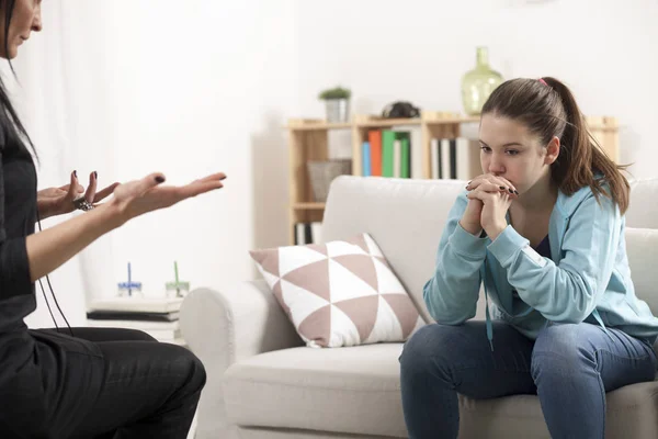 Jonge tienermeisje met psycholoog op therapie — Stockfoto