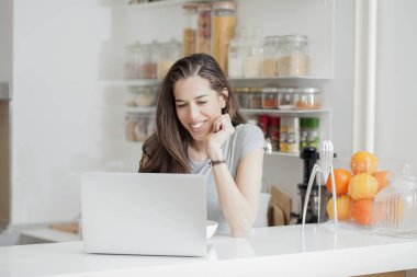 Genç bayan mutfakta. 