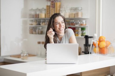 Genç bayan mutfakta. 