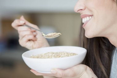 Güzel genç kadın bir kahvaltı var 