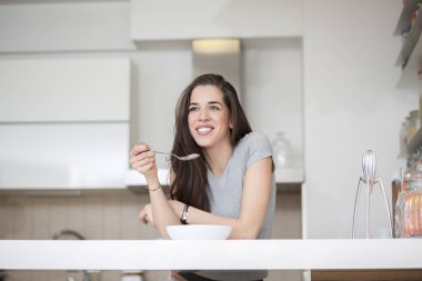 Güzel genç kadın bir kahvaltı var 