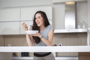 Güzel genç kadın bir kahvaltı var 