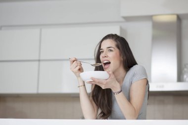 Güzel genç kadın bir kahvaltı var 