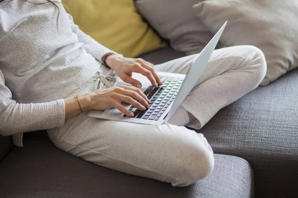 Jonge vrouw in woonkamer — Stockfoto