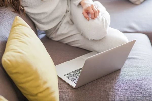 Jonge vrouw in woonkamer — Stockfoto