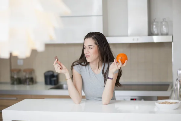 Hermosa joven tomar un desayuno — Foto de Stock