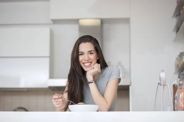 Красивая молодая женщина позавтракает — стоковое фото