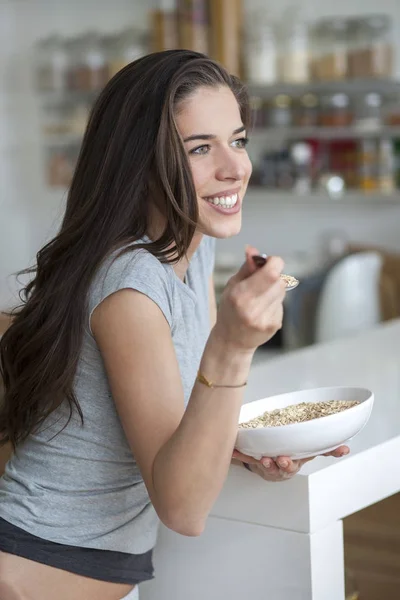 Vacker ung kvinna har en frukost — Stockfoto