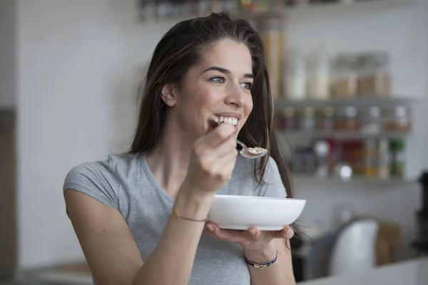 Beautiful young  woman have a breakfast — Stock Photo, Image