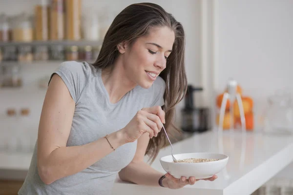 Красивая молодая женщина позавтракает — стоковое фото