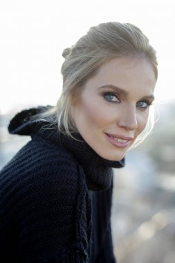 Mavi saç photog güzel bir orta yaşlı bayan portresi