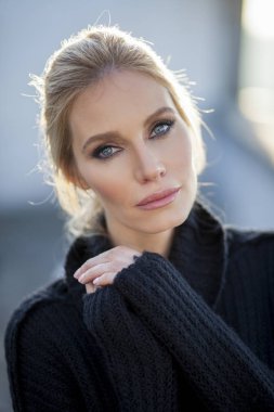 Mavi saç photog güzel bir orta yaşlı bayan portresi