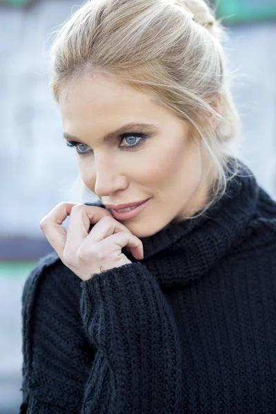 Mavi saç photog güzel bir orta yaşlı bayan portresi