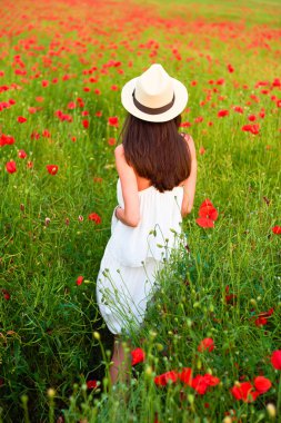 Kadın kırmızı haşhaş alanında