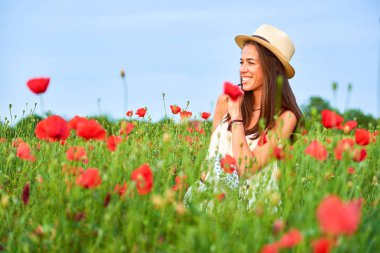 Kadın kırmızı haşhaş alanında