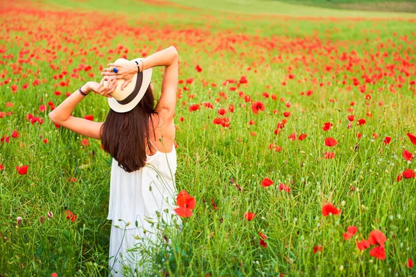 Kadın kırmızı haşhaş alanında