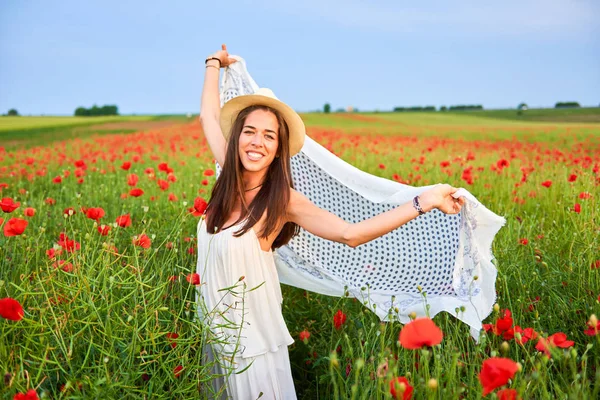 Kvinna i fältet i röd vallmo — Stockfoto